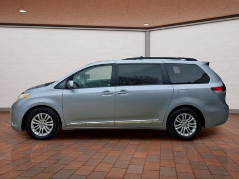 Used 2013 Toyota Sienna XLE FWD image 4