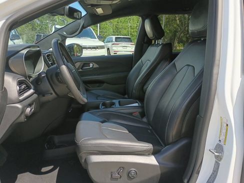 Used 2025 Chrysler Pacifica Select FWD image 13