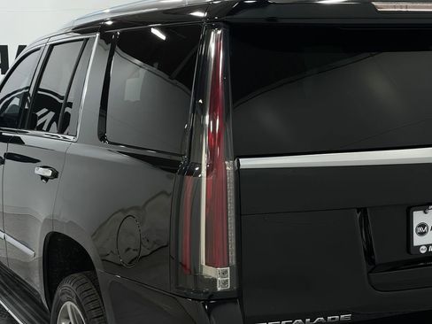 Used 2019 Cadillac Escalade Luxury image 38