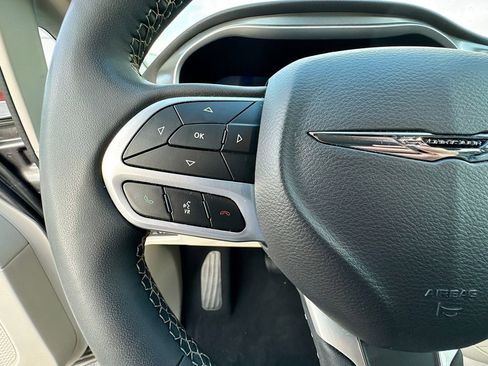 Used 2023 Chrysler Pacifica Touring-L FWD image 12