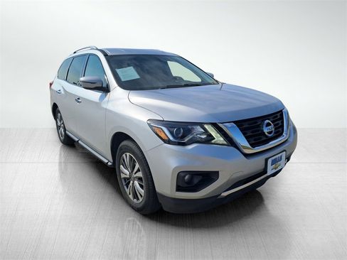 Used 2019 Nissan Pathfinder SV image 3