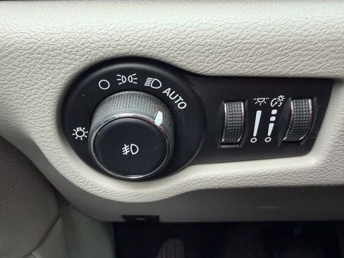 Used 2019 Chrysler Pacifica Touring-L image 25