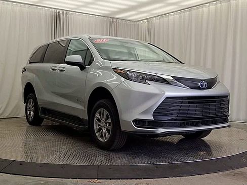 Used 2024 Toyota Sienna LE FWD image 5