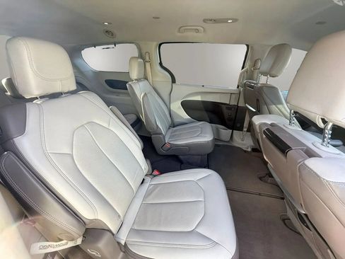 Used 2017 Chrysler Pacifica Touring-L Plus FWD image 15