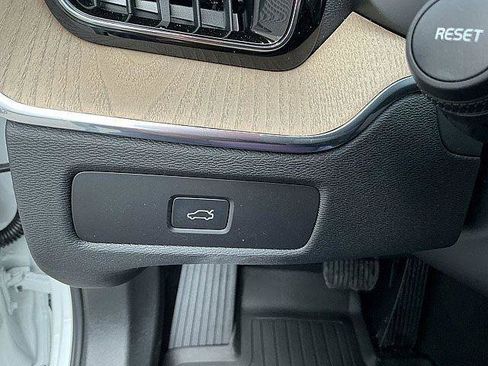 New 2026 Volvo XC60 B5 Plus w/ Climate Package AWD/4WD image 17