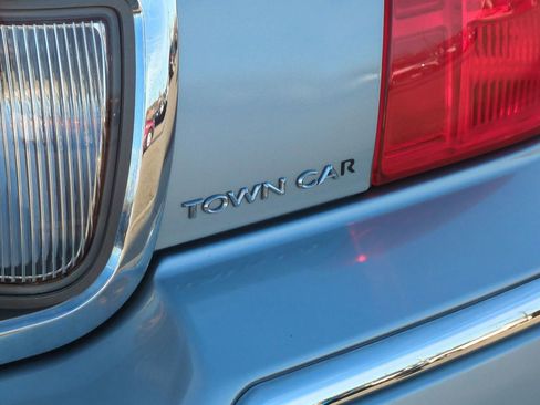 Used 2008 Lincoln Town Car Signature Limited image 12