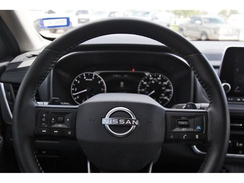 Used 2025 Nissan Rogue SV FWD image 11