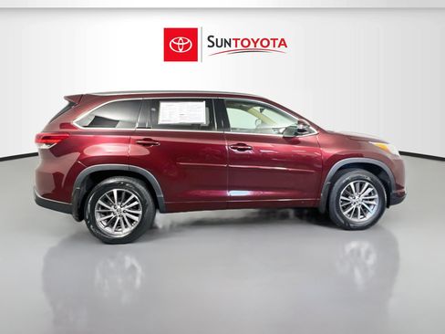 Used 2018 Toyota Highlander XLE AWD/4WD image 2