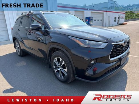 Used 2023 Toyota Highlander XLE AWD/4WD image 1