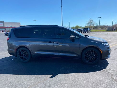 Used 2022 Chrysler Pacifica Touring-L w/ S Appearance Package FWD image 10