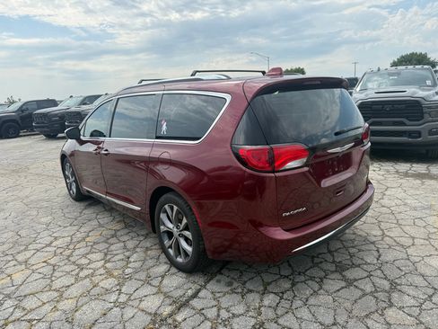Used 2018 Chrysler Pacifica Limited w/ Tire & Wheel Group FWD image 8