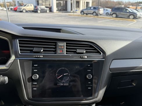 Used 2023 Volkswagen Tiguan SE R-Line image 27