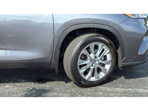 Certified 2024 Toyota Highlander Limited AWD/4WD image 11