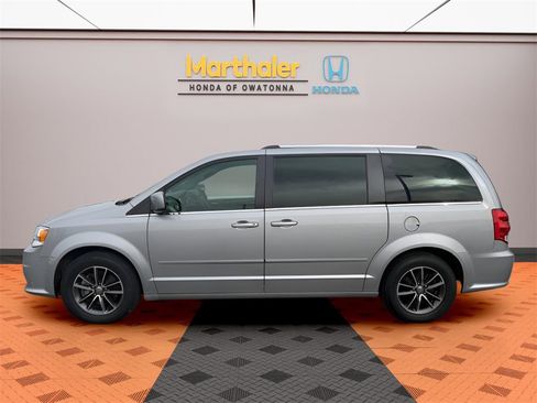 Used 2017 Dodge Grand Caravan SXT image 2