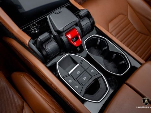 Used 2025 Lamborghini Urus SE image 27