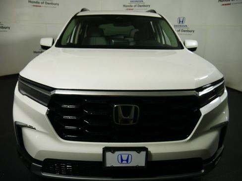 New 2025 Honda Pilot Touring image 2
