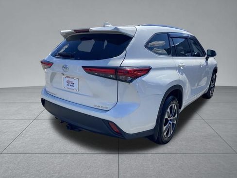 Used 2021 Toyota Highlander XLE AWD/4WD image 14