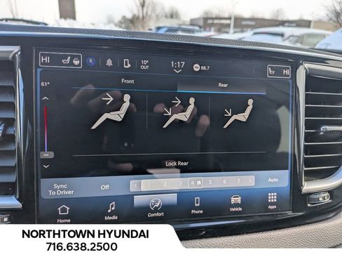 Used 2024 Chrysler Pacifica Touring-L image 23