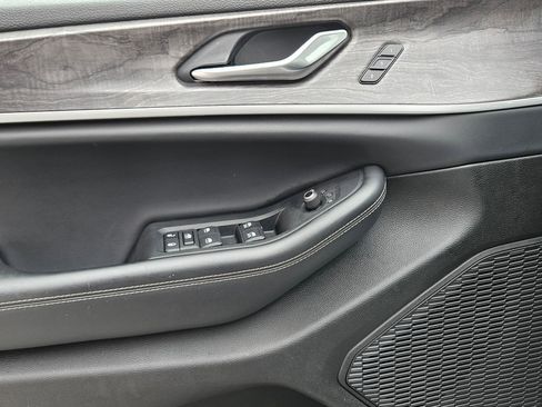 Used 2023 Jeep Grand Cherokee Limited image 19