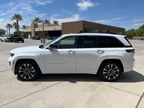 Used 2023 Jeep Grand Cherokee Overland w/ Luxury Tech Group IV AWD/4WD image 5