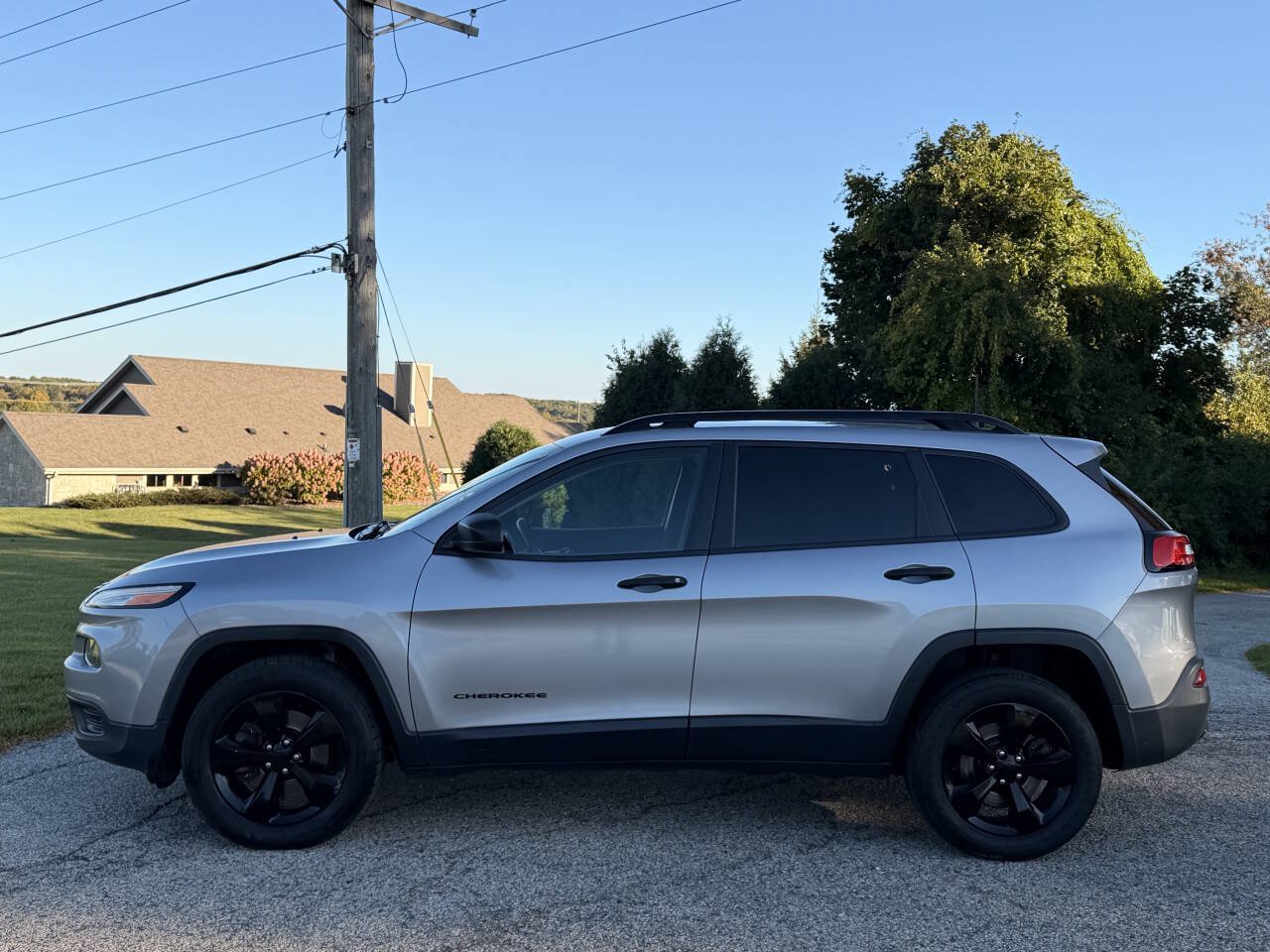 Used 2016 Jeep Cherokee Sport w/ Cold Weather Group AWD/4WD image 2