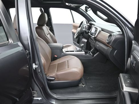 Certified 2022 Toyota Tacoma Limited AWD/4WD image 34