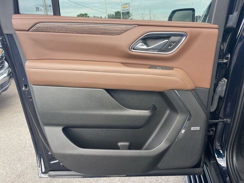 Used 2023 Chevrolet Suburban High Country w/ Premium Package 2 AWD/4WD image 30