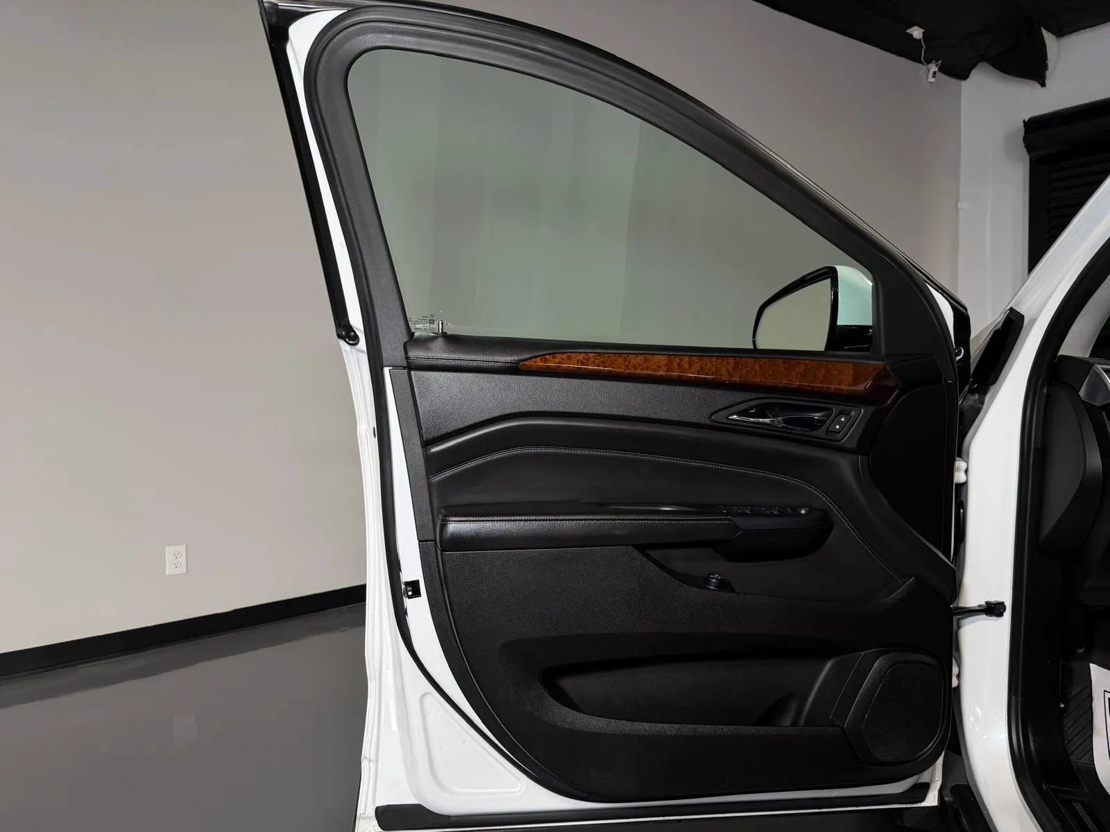 Used 2013 Cadillac SRX Luxury w/ Driver Awareness Package FWD image 23