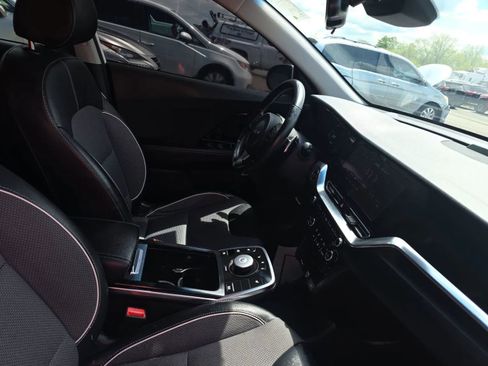 Used 2022 Kia Niro EX FWD image 11