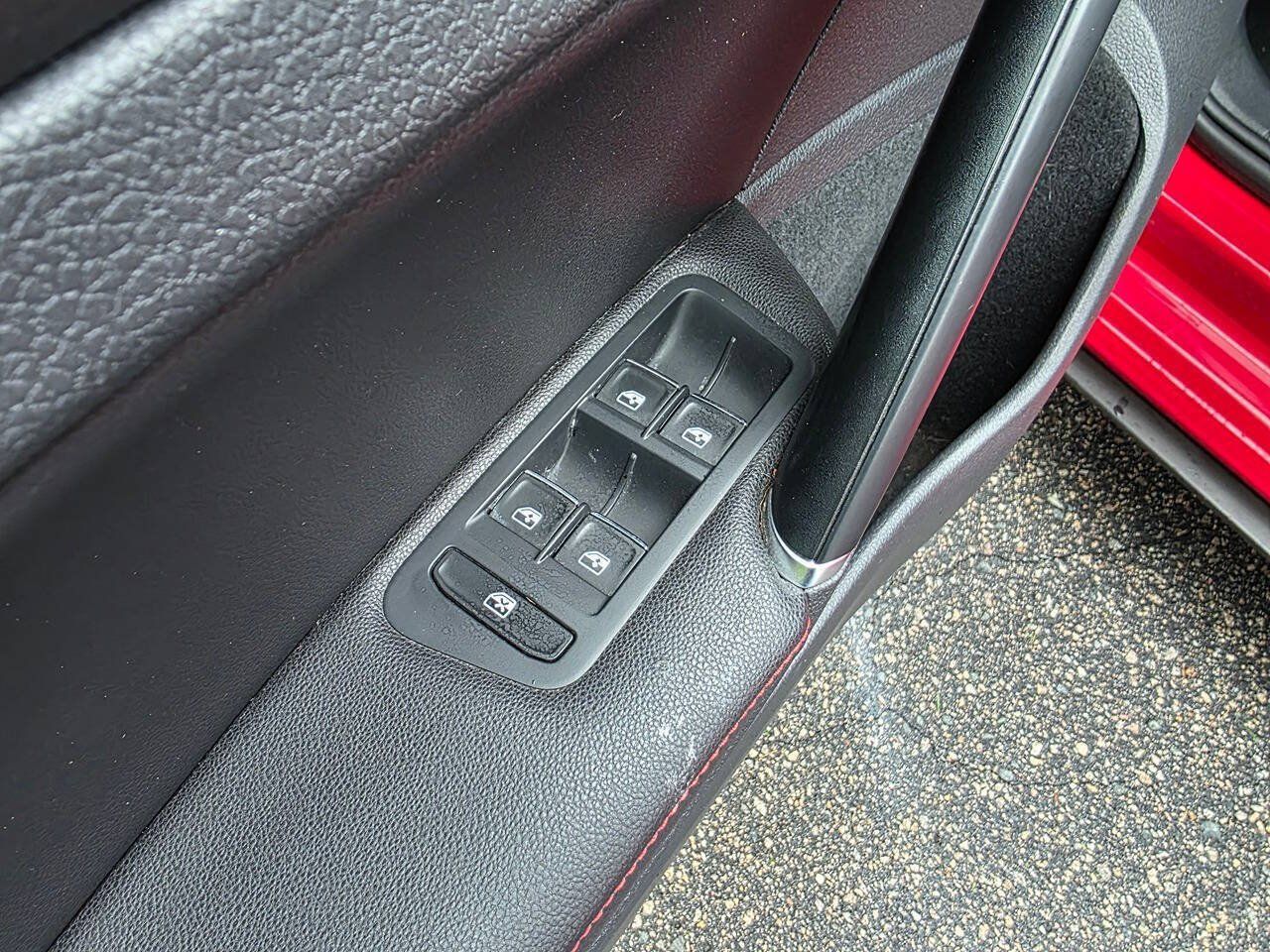 Used 2017 Volkswagen GTI SE FWD image 11