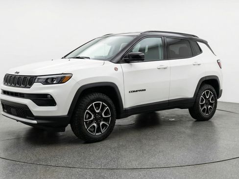 Used 2025 Jeep Compass Trailhawk AWD/4WD image 3