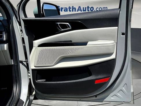 Used 2023 Kia Carnival EX FWD image 30