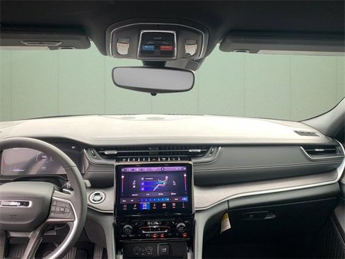 Certified 2025 Jeep Grand Cherokee Limited w/ Black Appearance Package image 23