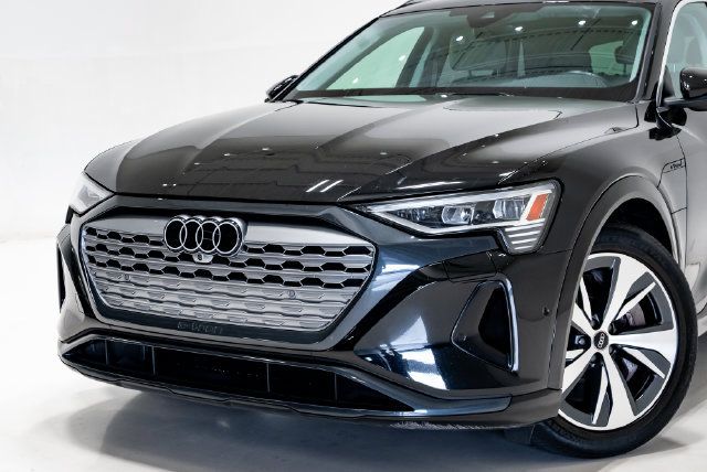 Used 2024 Audi Q8 e-tron Premium Plus w/ Premium Plus Package AWD/4WD image 2
