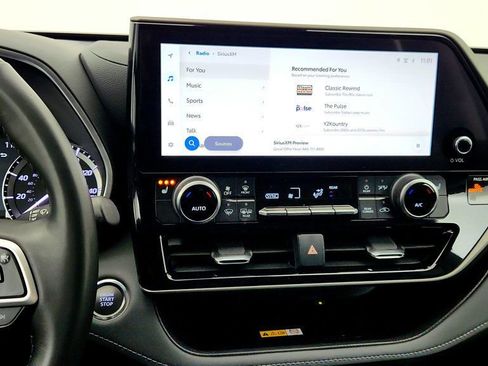 Used 2023 Toyota Highlander XLE image 18