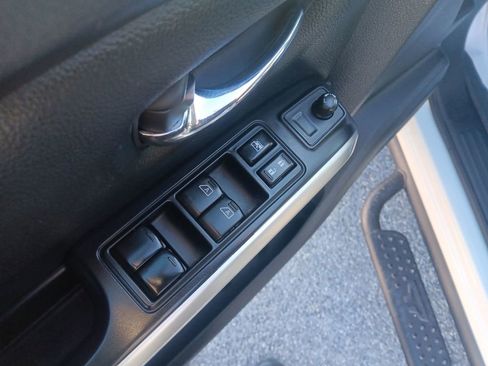 Used 2021 Nissan Titan SV w/ SV Convenience Package image 12