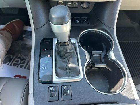Used 2018 Toyota Highlander XLE AWD/4WD image 30