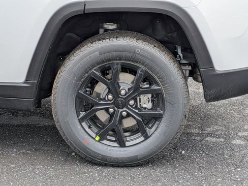 New 2026 Jeep Grand Cherokee Altitude image 9