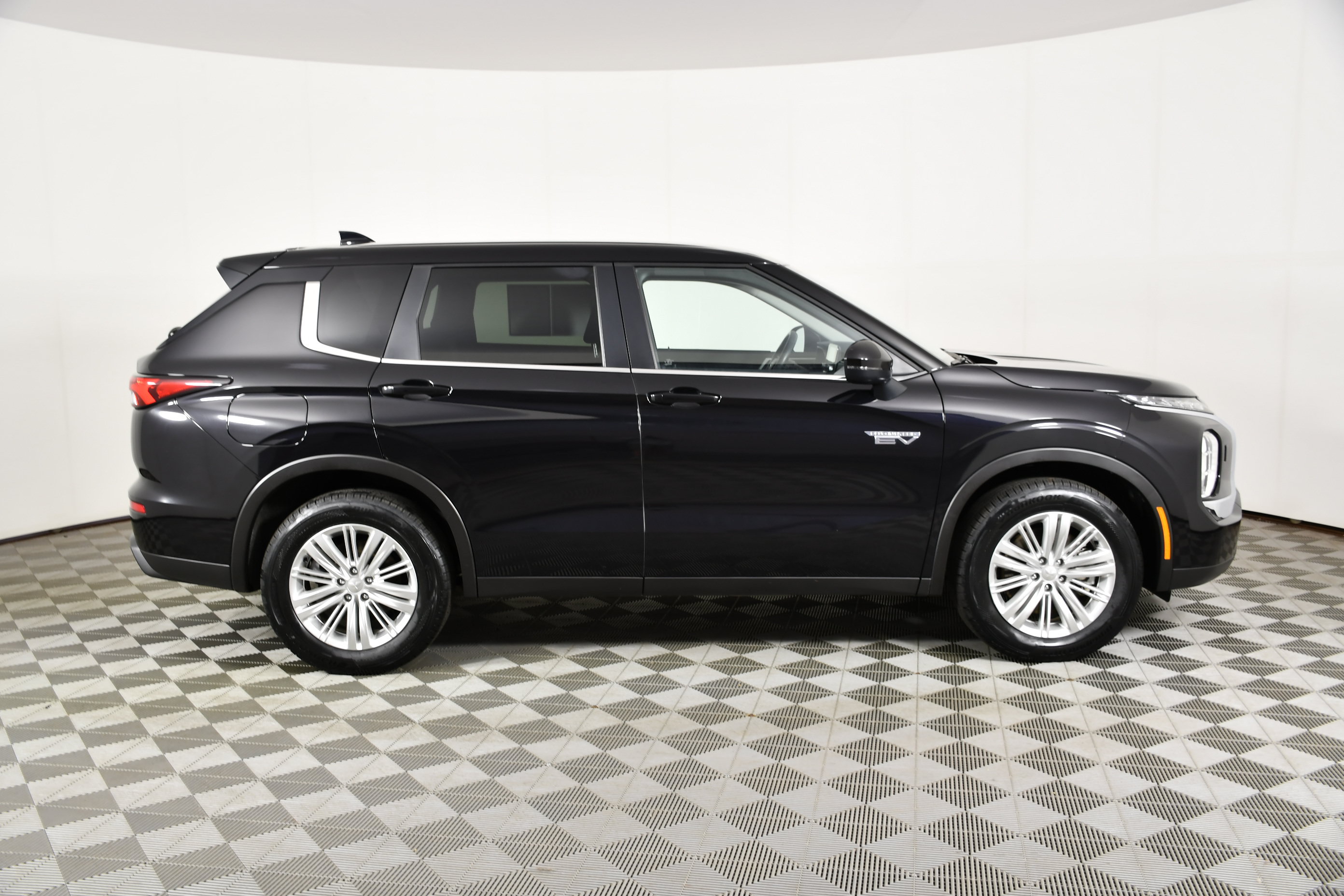 Used 2025 Mitsubishi Outlander ES AWD/4WD image 5