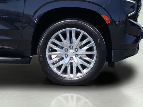 Used 2023 Chevrolet Suburban RST w/ Luxury Package RWD image 4