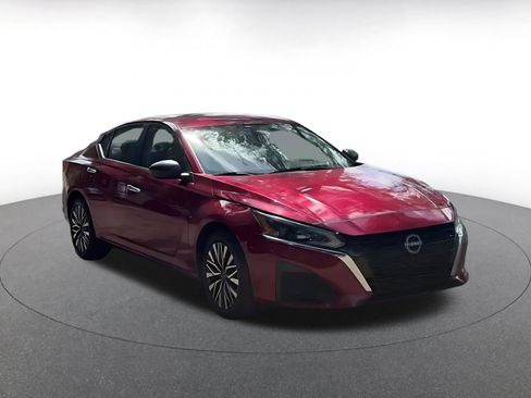 Used 2025 Nissan Altima 2.5 SV image 3