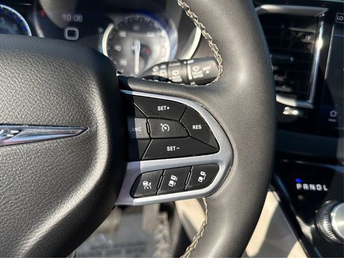 Used 2023 Chrysler Pacifica Touring-L FWD image 36