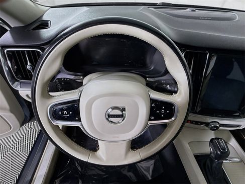 Used 2020 Volvo S60 T6 Momentum image 22