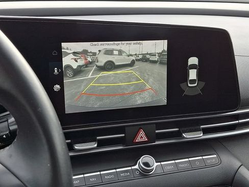 Used 2022 Hyundai Elantra Limited w/ Preferred Accessory Package FWD image 18