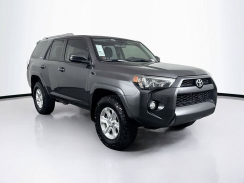 Used 2017 Toyota 4Runner SR5 AWD/4WD image 9