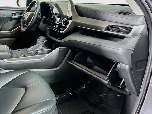 Used 2024 Toyota Highlander XLE FWD image 35