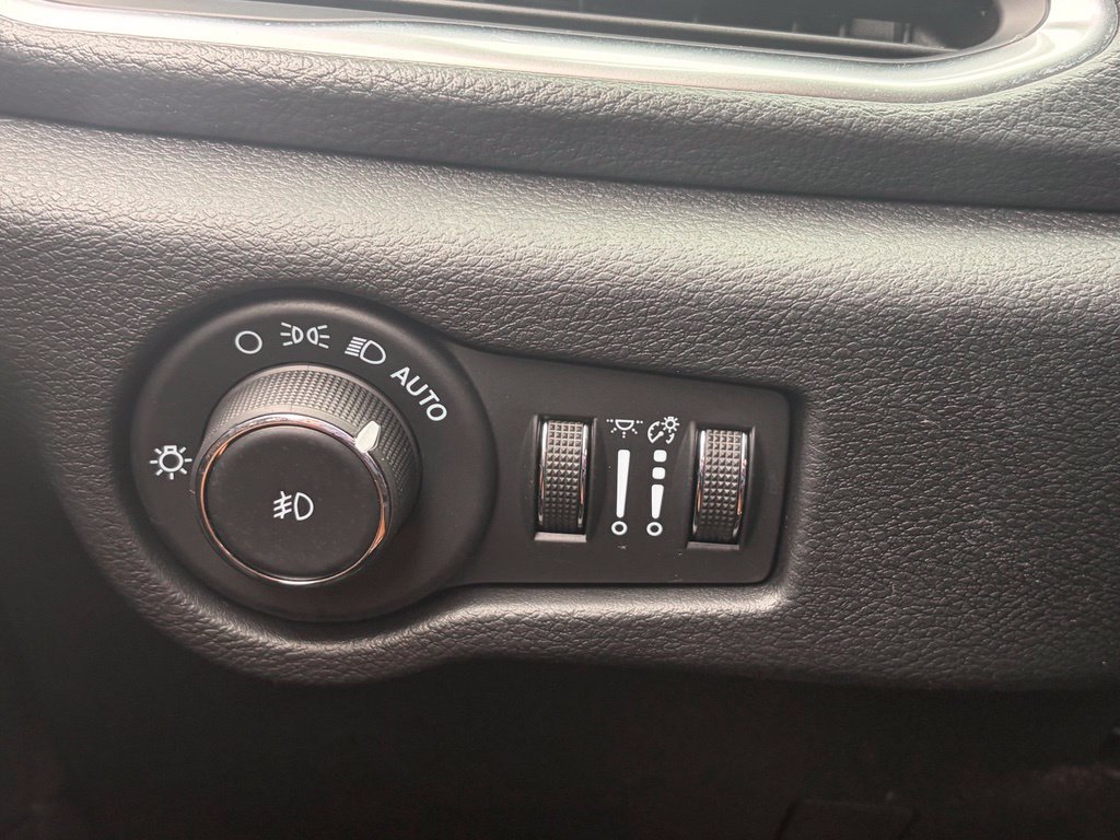 Used 2024 Chrysler Pacifica Pinnacle FWD image 52