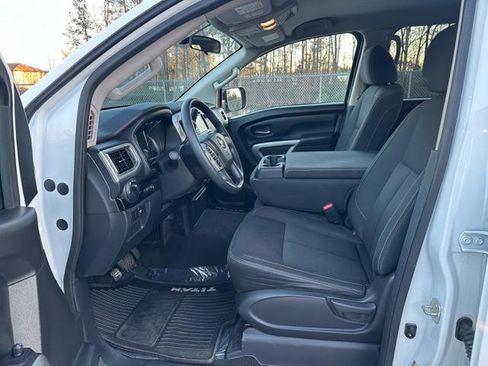 Used 2019 Nissan Titan SV image 15