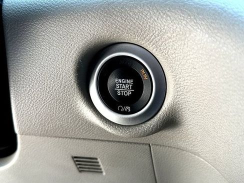 Used 2023 Chrysler Pacifica Touring-L FWD image 17