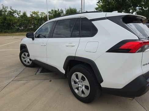 Used 2019 Toyota RAV4 LE FWD image 4